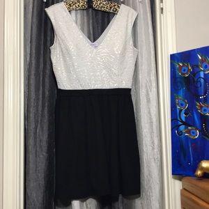 Cocktail sleeveless mini black and white dress